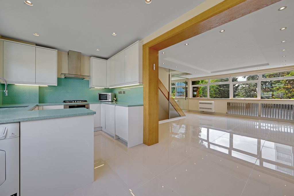 Property photo 1 of 15 3 Bedroom Freehold House In A Private Estate With Private Garden & Parking