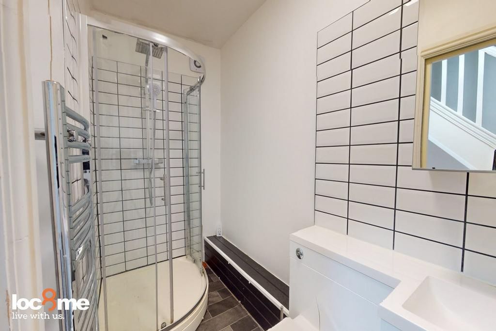 Property photo 1 of 21 A Modern And Tidy Bathroom Featuring A Spacious Sh...