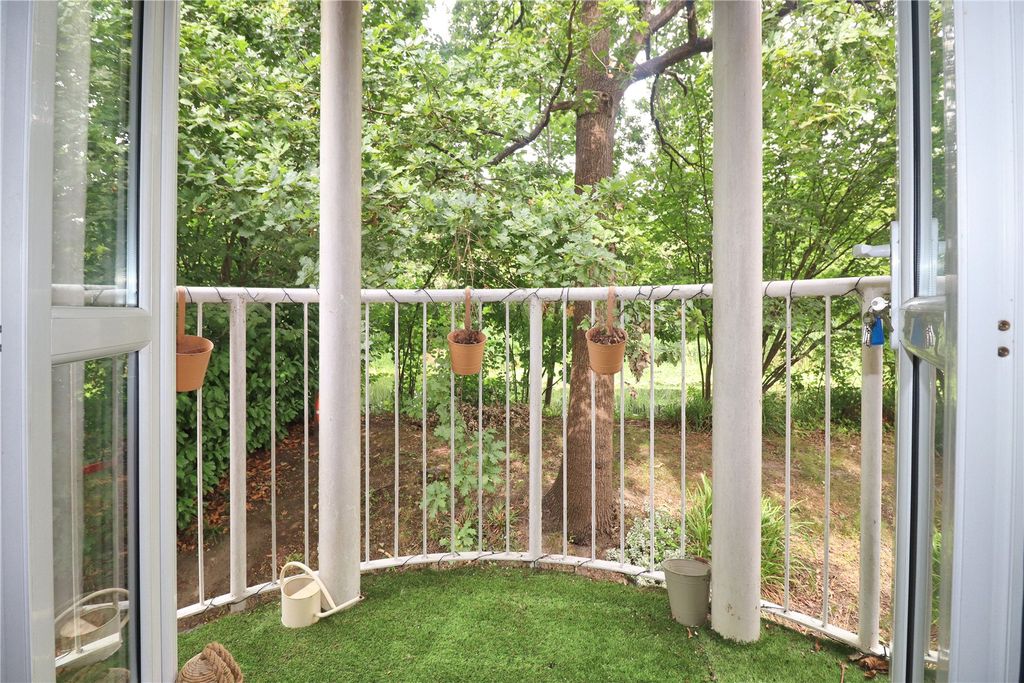 Additional image 8 of 2 bed flat for saleWoking GU21