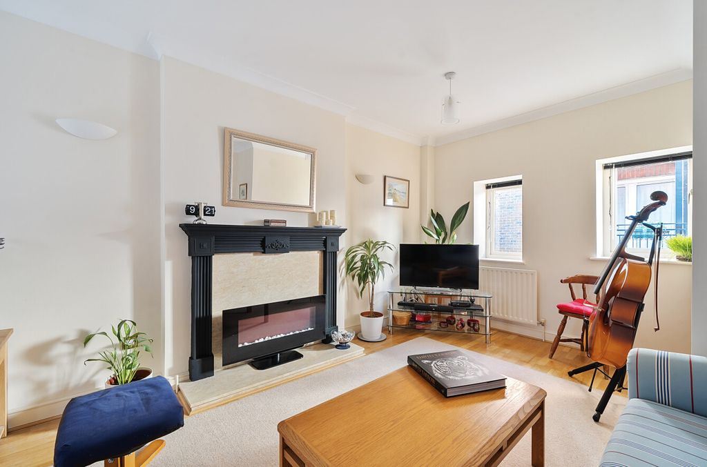 Property photo 1 of 16 Lounge