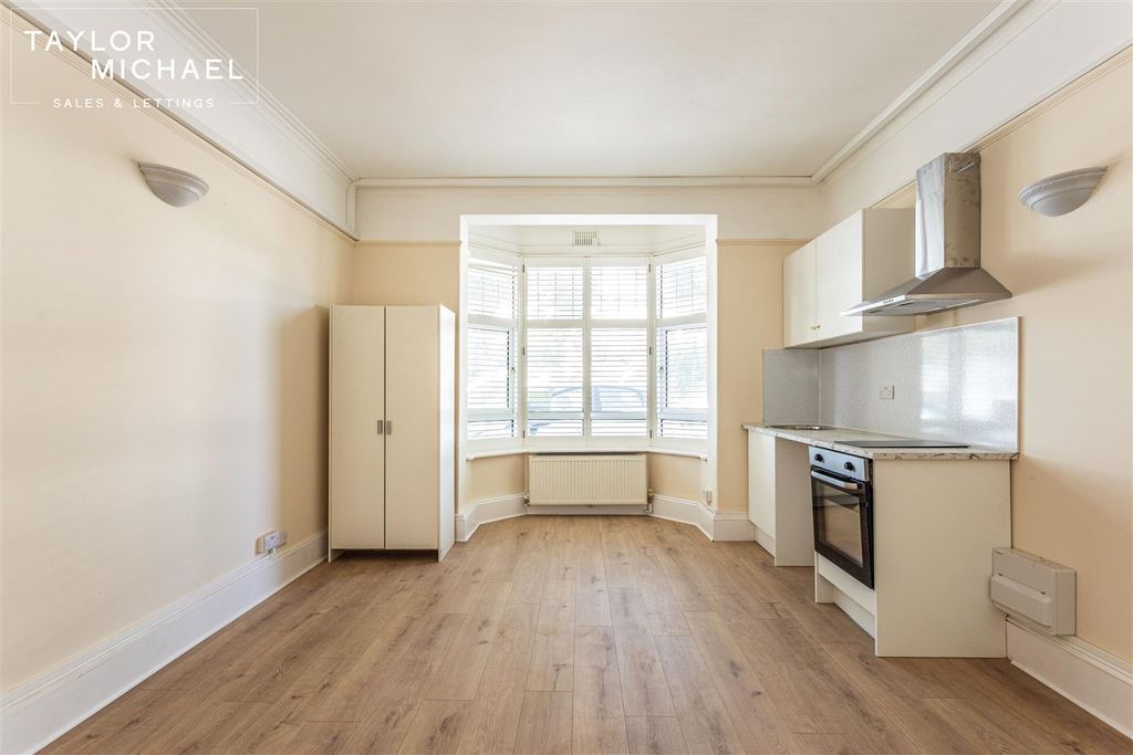 Property photo 1 of 10 Bedsit
