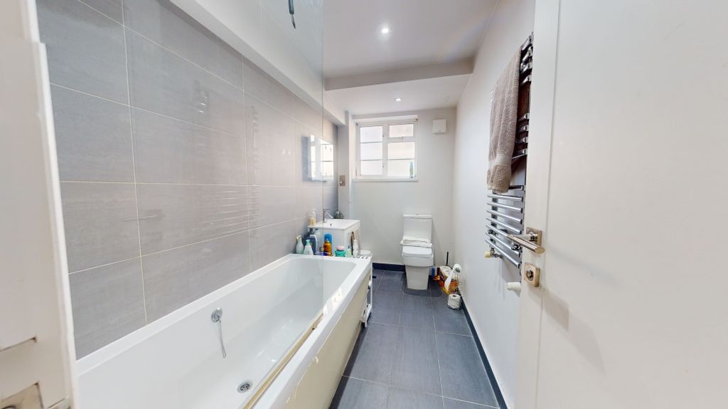 Property photo 3 of 10 Bathroom