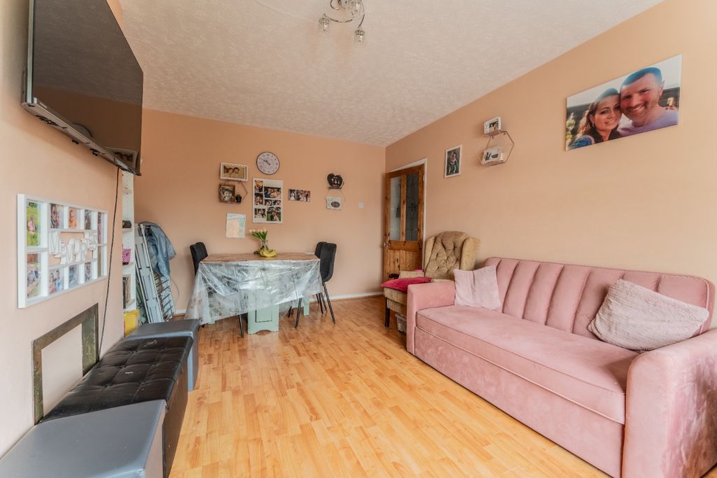 Property photo 3 of 10 5047313