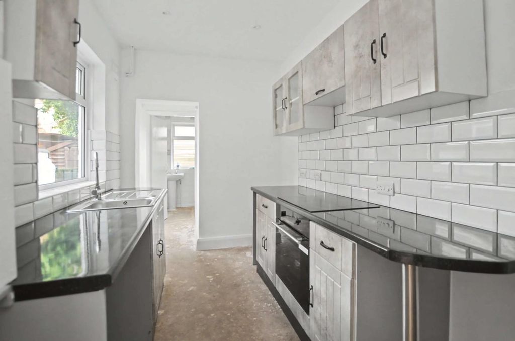 Property photo 2 of 14 Kitchen