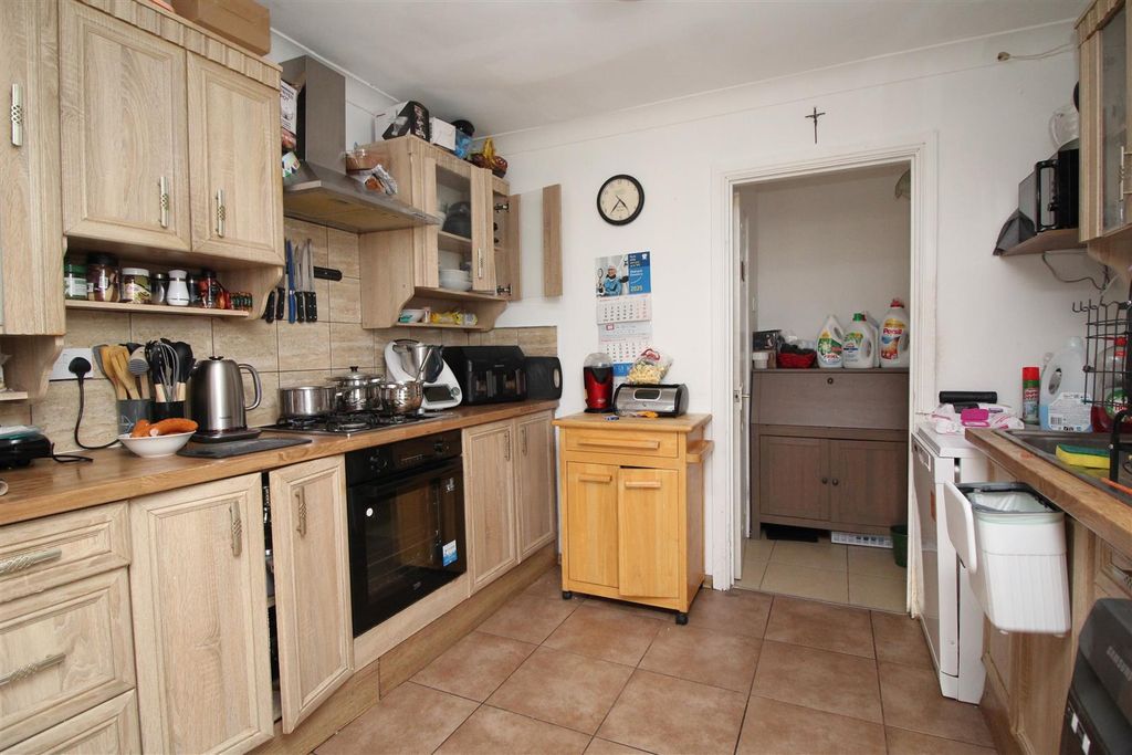 Property photo 3 of 10 Kitchen 1.Jpg