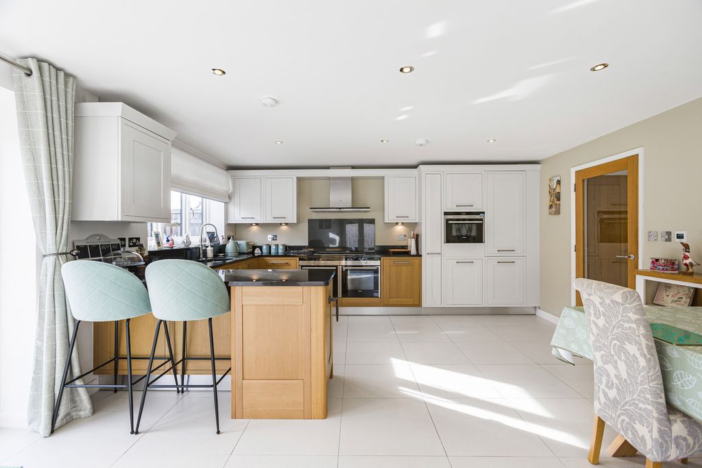 Property photo 2 of 25