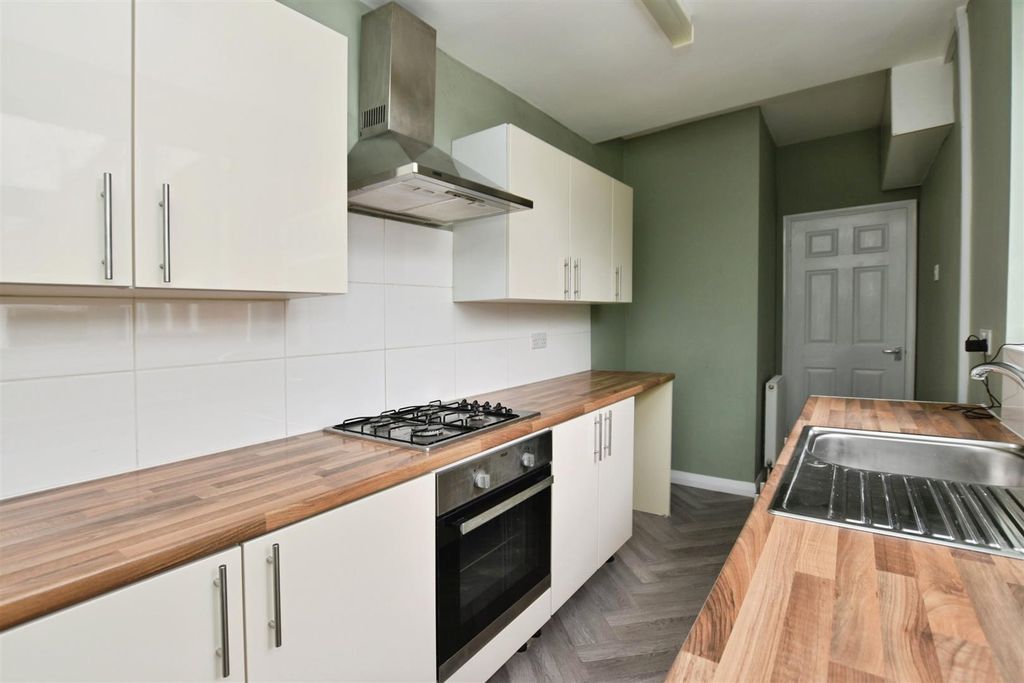 Property photo 3 of 16 Kitchen
