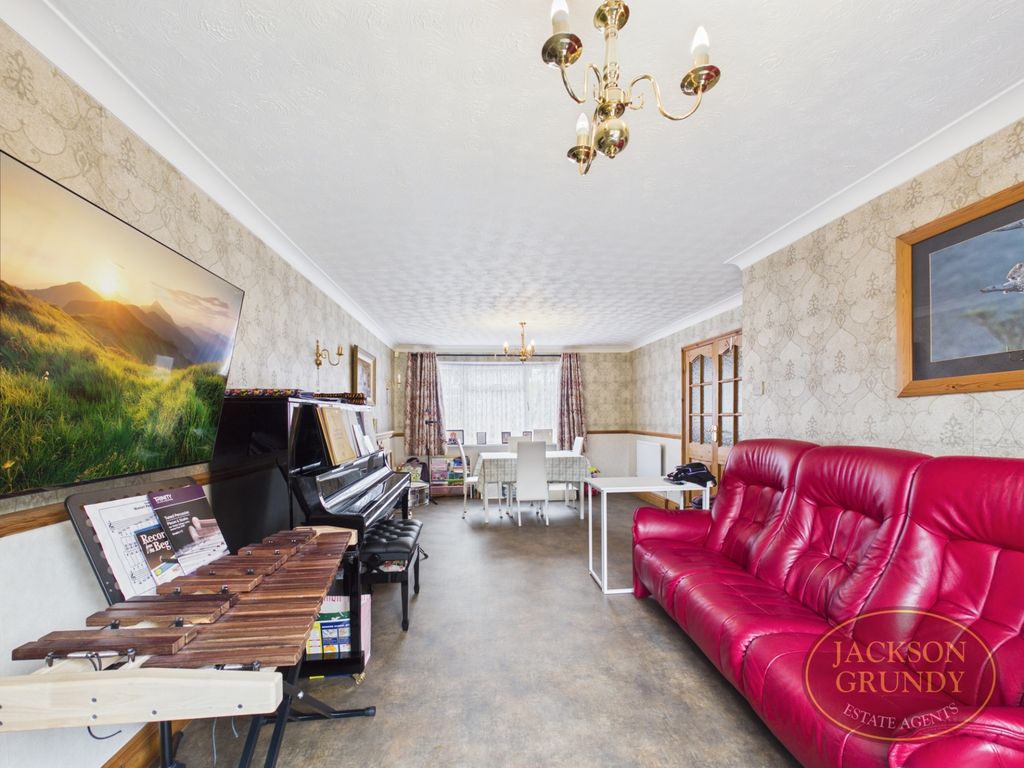 Property photo 3 of 17 Bentley Close