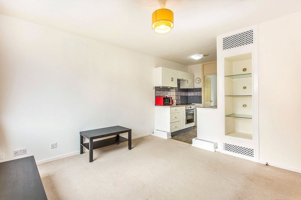 Property photo 3 of 8 Lounge