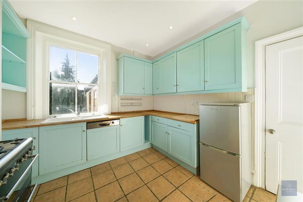 Property photo 2 of 18 Kitchen.