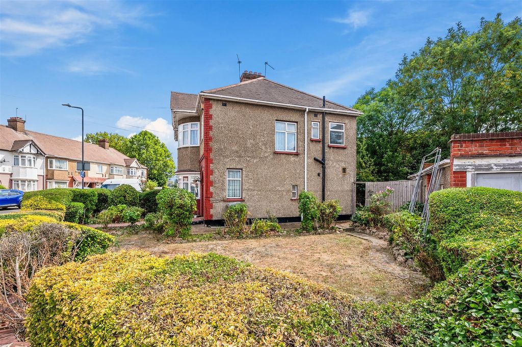 Property photo 2 of 21 Daniels_4 Lewis Crescent, Nw10 0Nr_026.Jpg