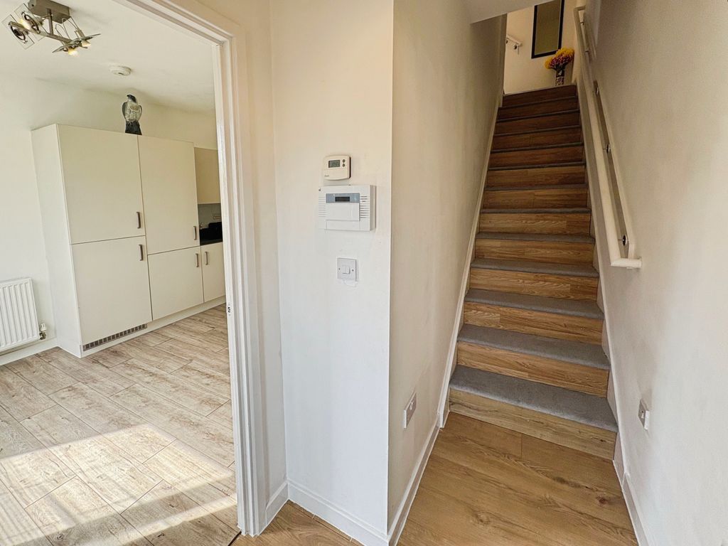 Property photo 2 of 19 Hall Way