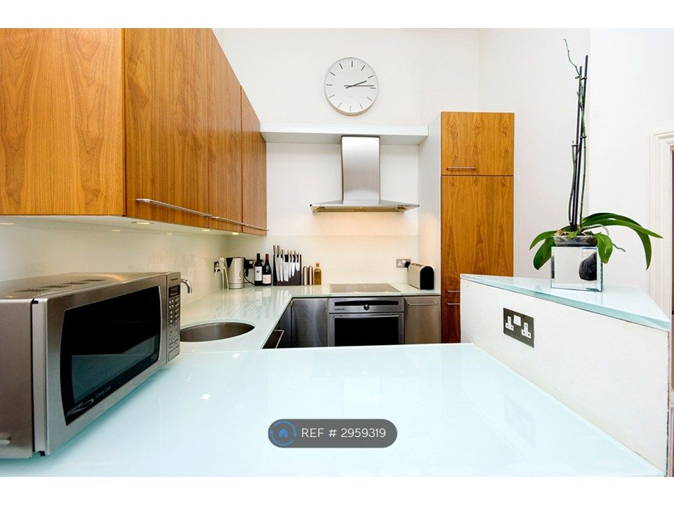 Property photo 3 of 10 Kitchen