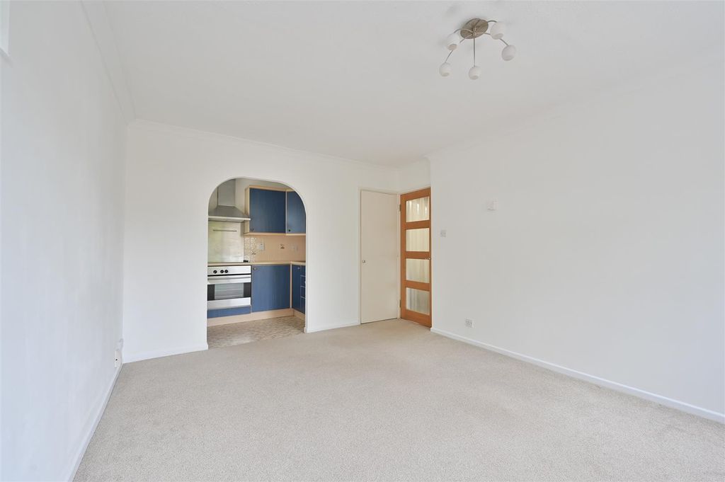 Property photo 3 of 10 5 Leaside Court-3.Jpg