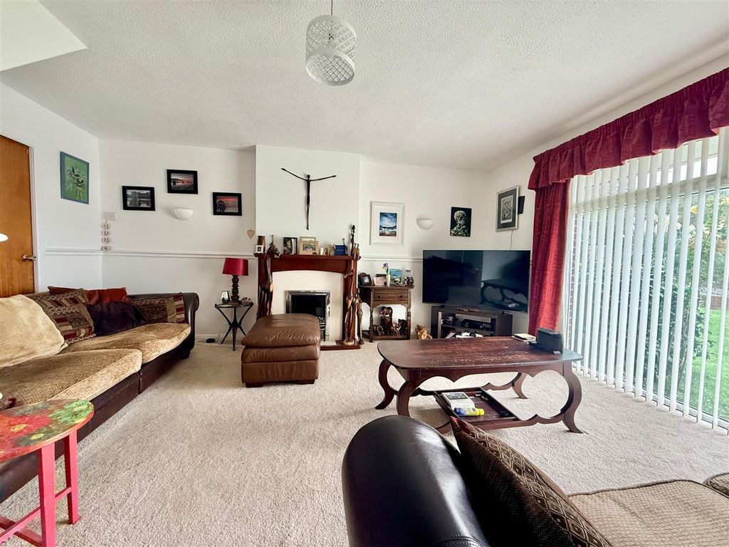 Property photo 2 of 11 Lounge