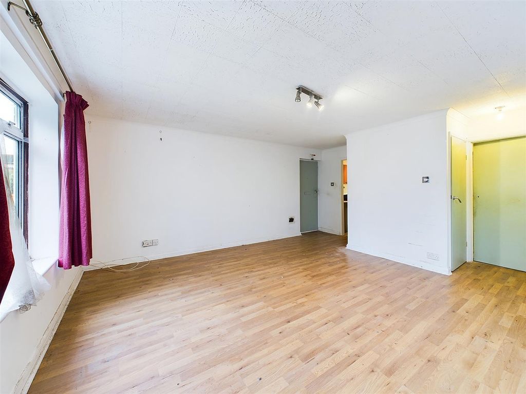 Property photo 3 of 6 Cam03510G0-Pr0240-Still005.Jpg