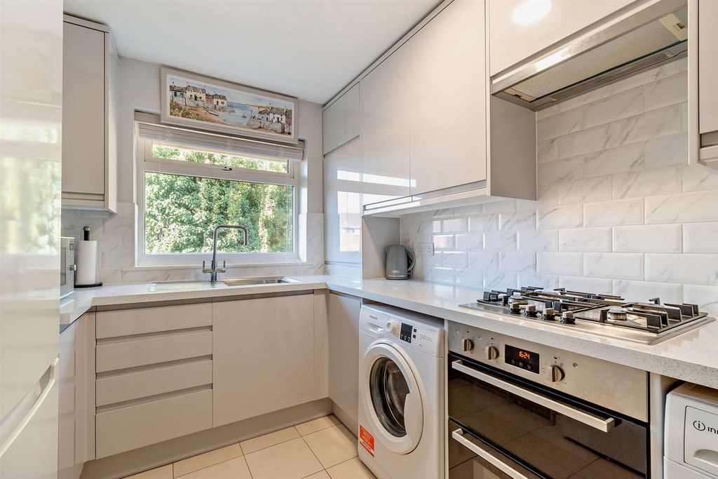 Property photo 3 of 17 8701570-Interior10-800.Jpg