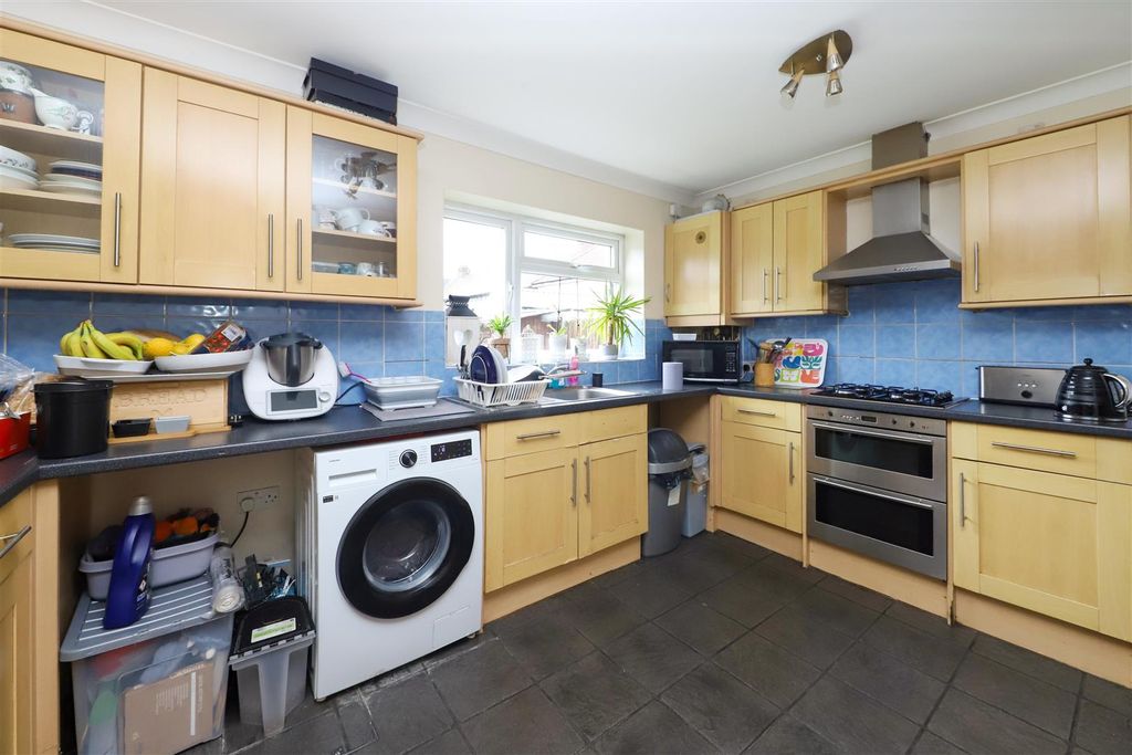 Property photo 2 of 10 Kitchen