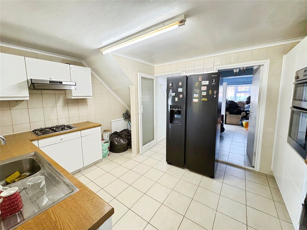Property photo 3 of 9 Kitchen