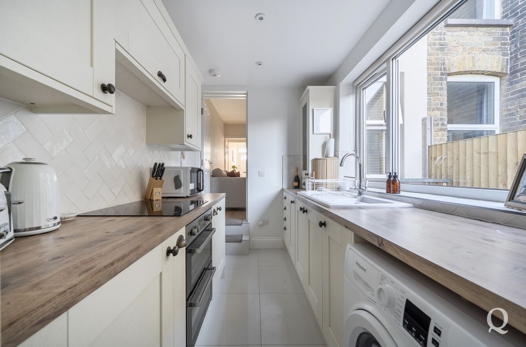 Property photo 2 of 21 8Cbff4A3-A534-4F9...