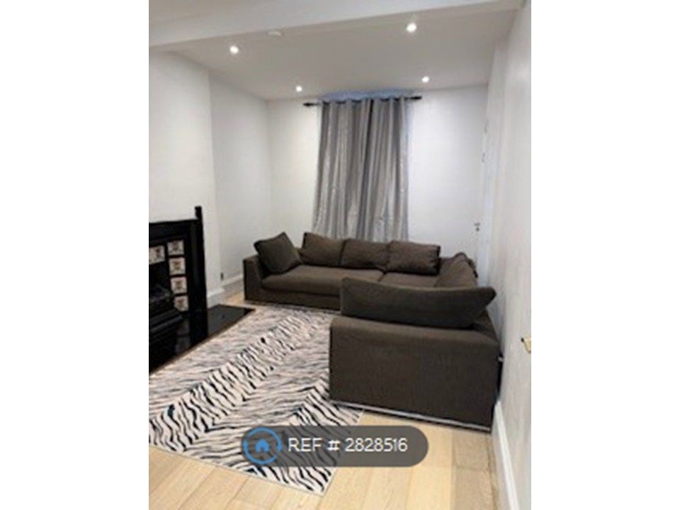 Property photo 1 of 9 Living Room