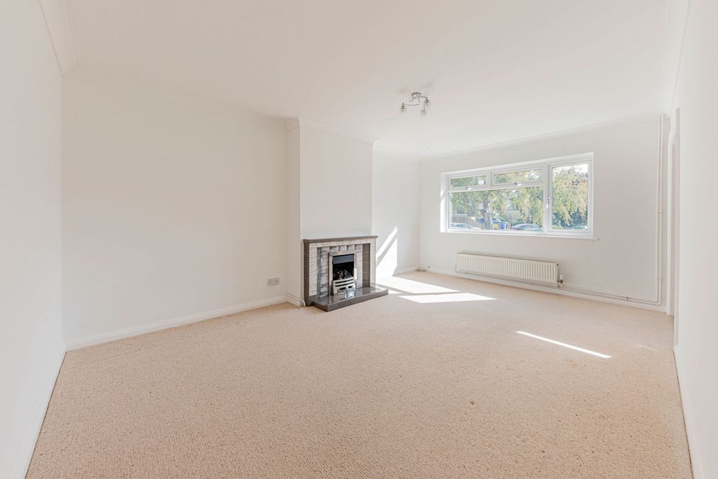 Property photo 3 of 24 Living Room (3)