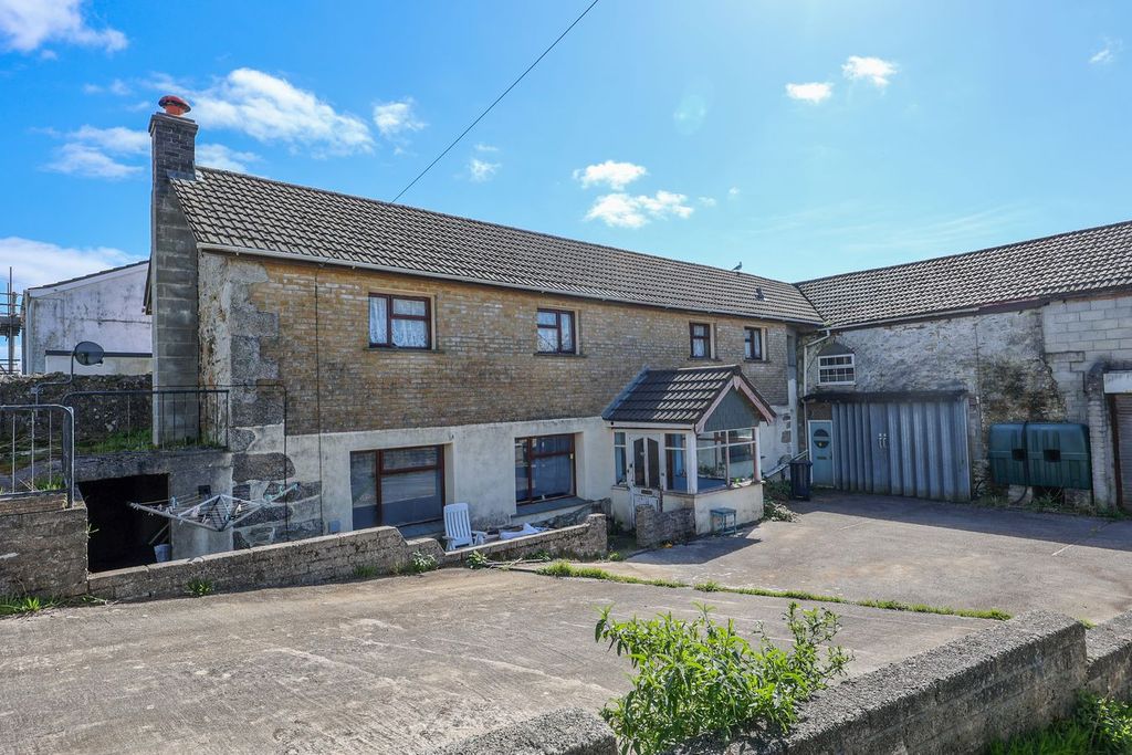 Property photo 1 of 18