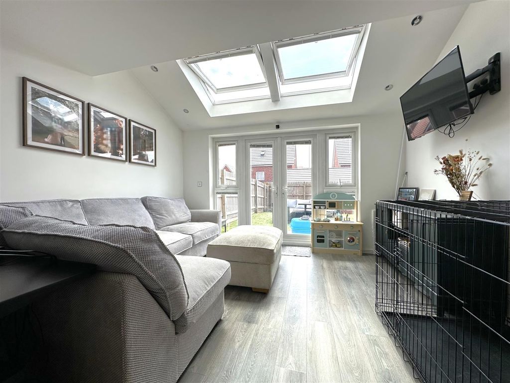 Property photo 2 of 20 Lovely Living Area 181