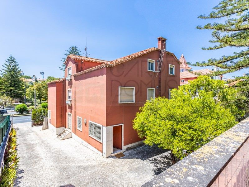 Property photo 2 of 98
