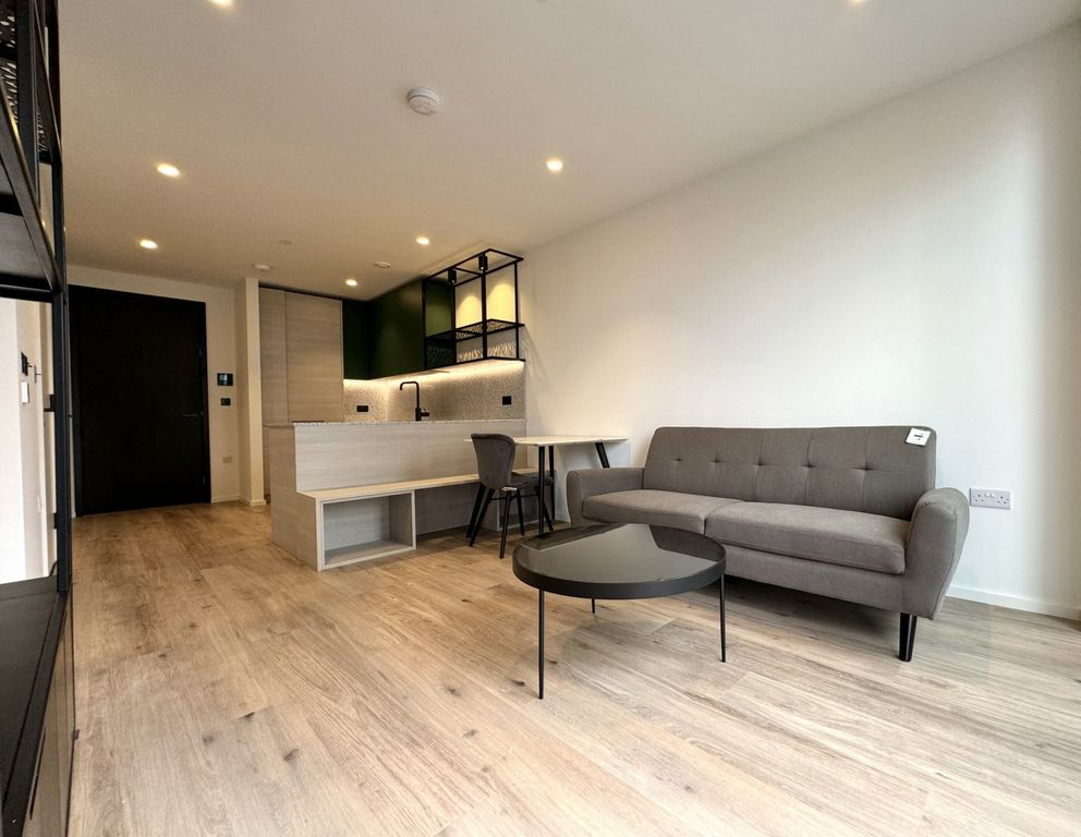 Property photo 1 of 11 Suite Apartment To Rent