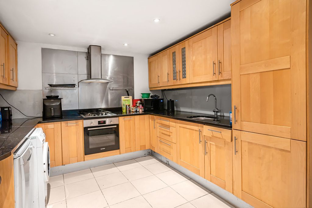 Property photo 3 of 25 Kitchen