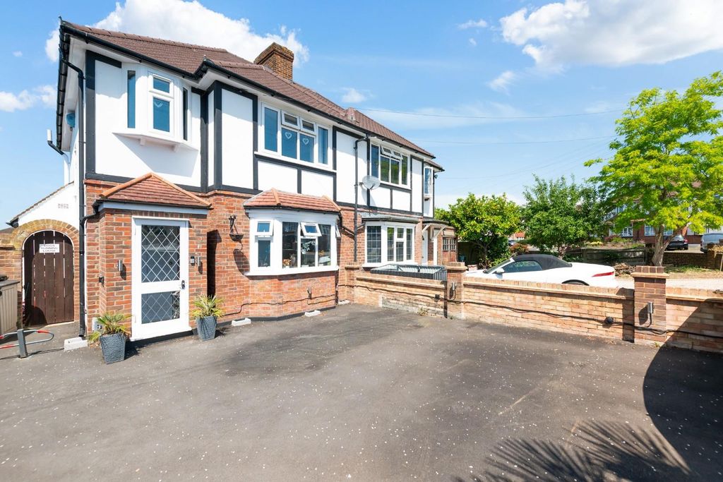 Property photo 1 of 19 Thorndon Gardens