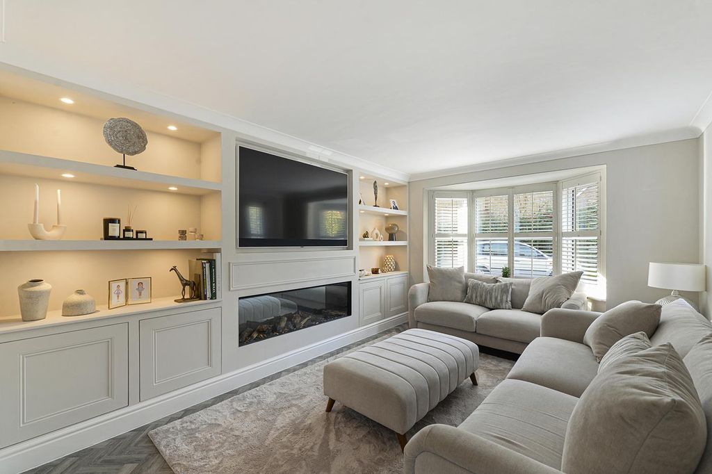 Property photo 3 of 17 Living Room