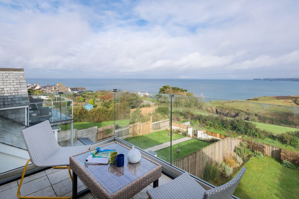 Property photo 3 of 27 67E514Ab16312_Doon-Williams-Oyster-Bay-Port-Isaac-Cornwall-Interior-Balcony-1