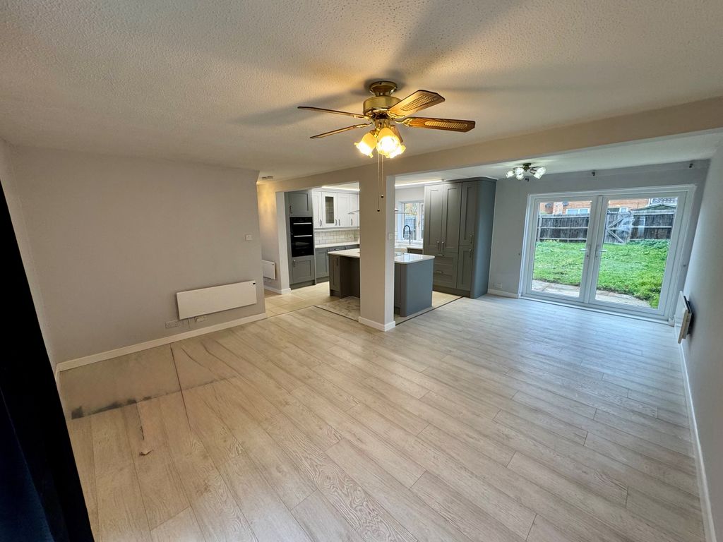 Property photo 3 of 12 Kitchen