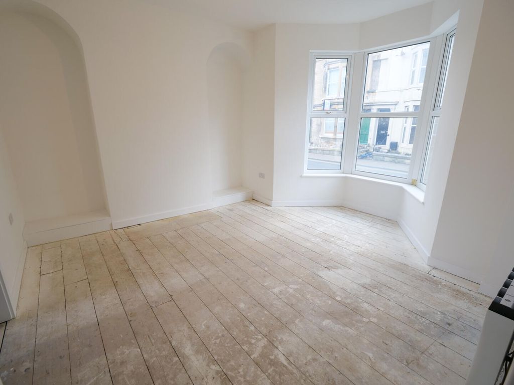 Property photo 3 of 11 Living Room