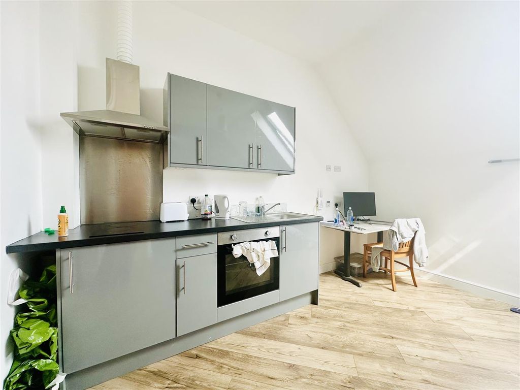 Property photo 3 of 10 Studio