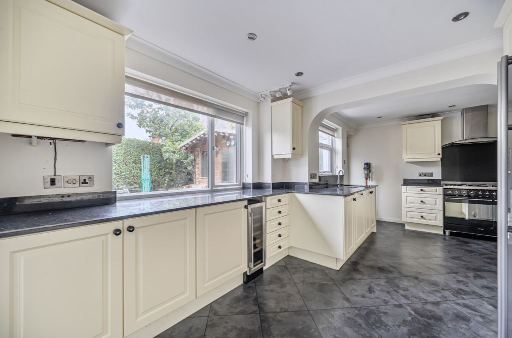 Property photo 3 of 22 1354809-8-68Cac9B...
