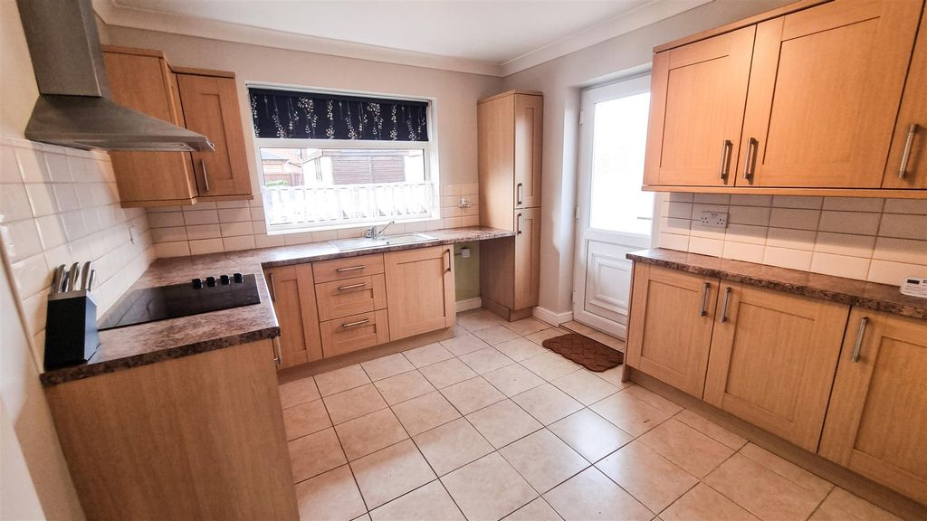 Property photo 3 of 8 Kitchen
