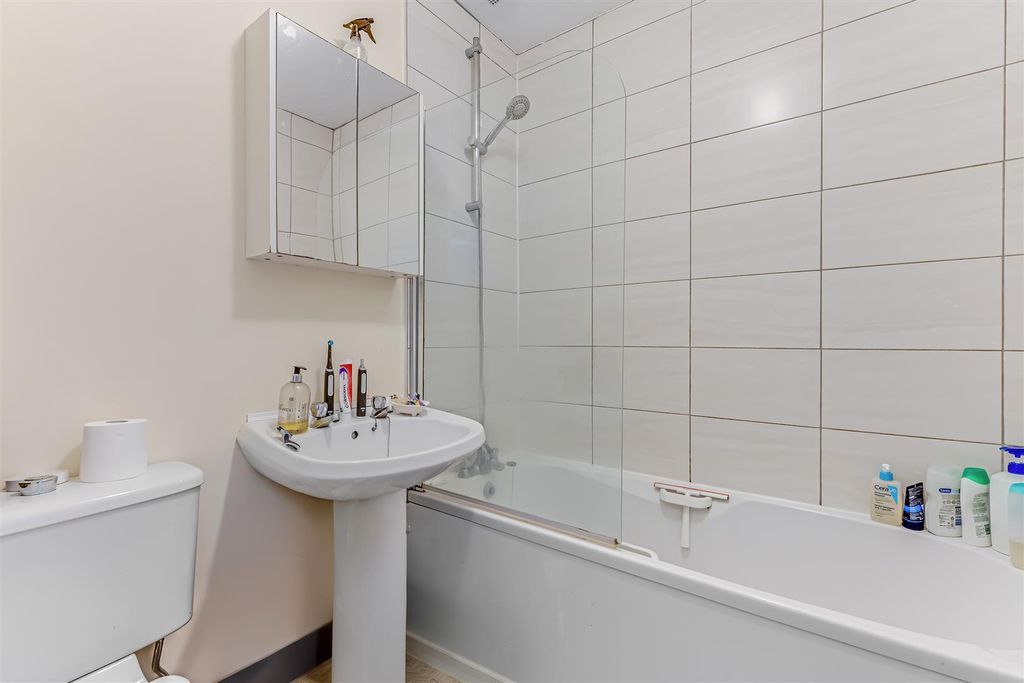 Property photo 3 of 9 Bathroom.Jpg