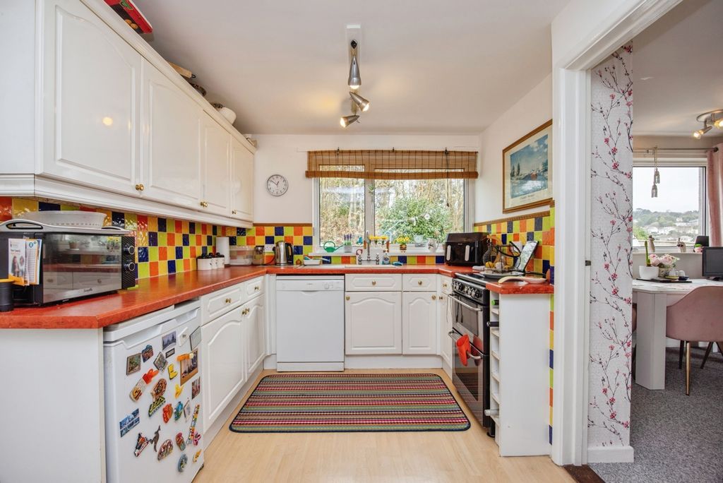 Property photo 3 of 14 Kitchen