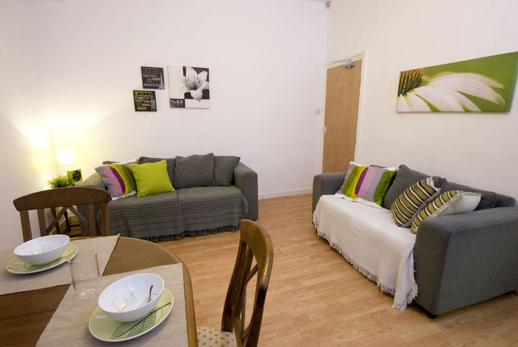 Property photo 1 of 7 Living Room