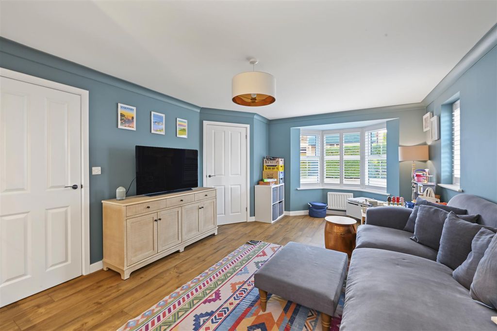 Property photo 2 of 14 10-Probyn-Close-04.Jpg