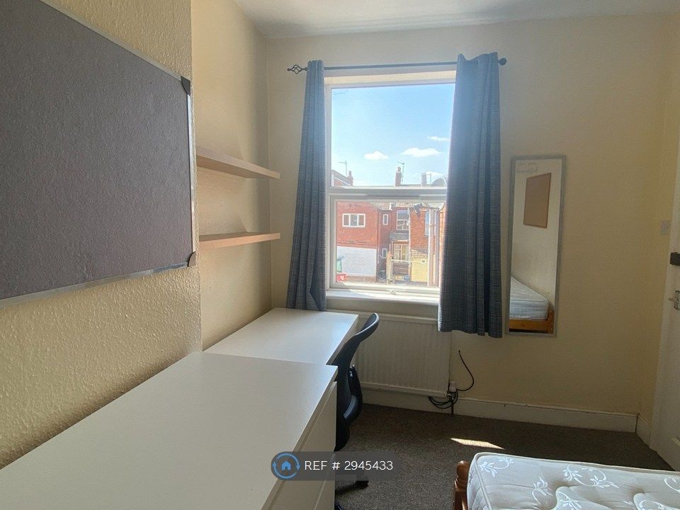 Property photo 2 of 8 Bedroom 2
