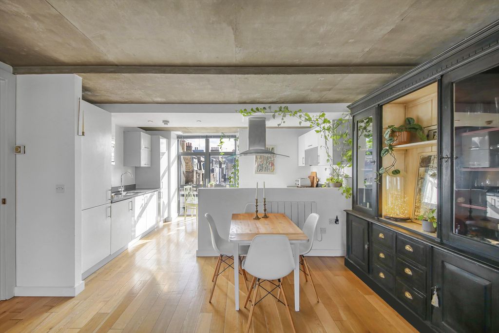 Property photo 2 of 18 Image