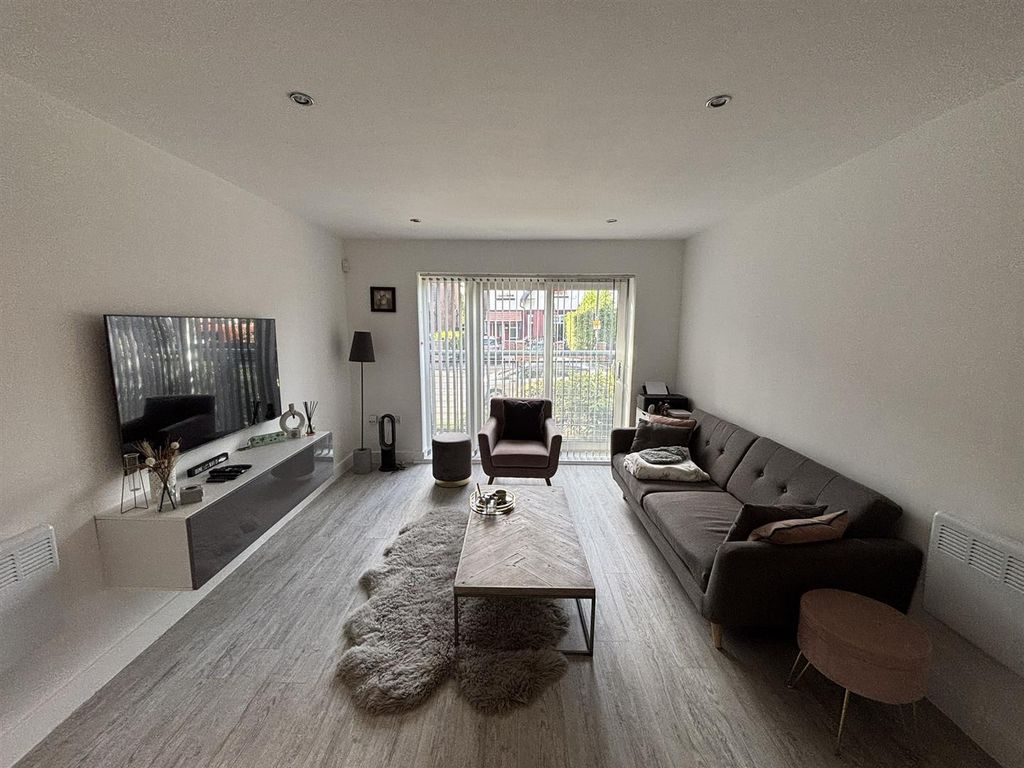 Property photo 2 of 17 Lounge