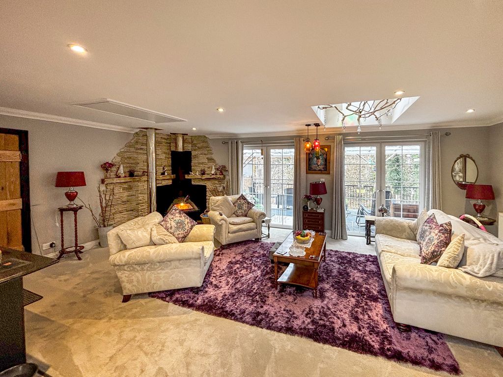 Property photo 3 of 27 Lounge/Kitchen