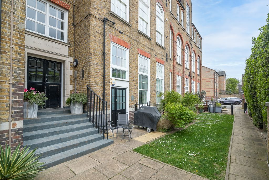 Property photo 1 of 17