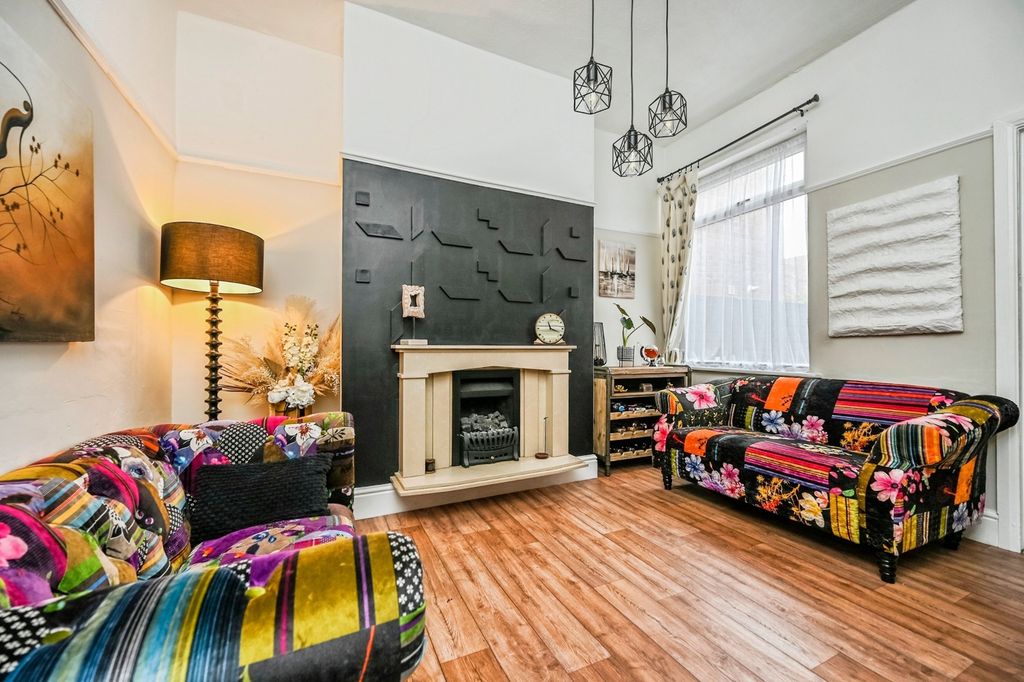 Property photo 2 of 11 Pbox-Img.Jpg