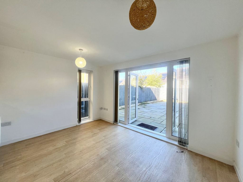 Property photo 3 of 18 Dining Room